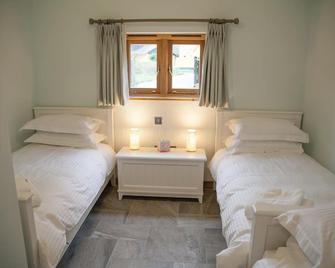 Modern cottage, hot tub and pet friendly with large enclosed private garden - Bury St. Edmunds - Bedroom