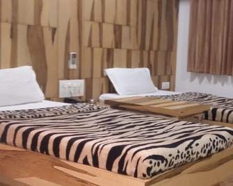 Hotel Decent - Surat - Bedroom