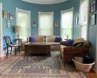 Unique Victorian Cottage Close to Town - Oregon - Sala de estar