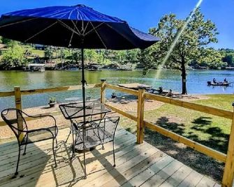 Pet Friendly Large One Bedroom Cottage (#4) At The Water's Edge - Hot Springs - Patio