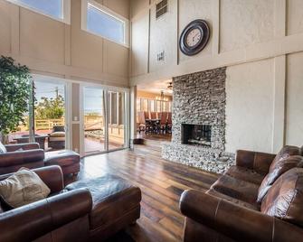 Just In Time For Super Bowl! Mansion With Luscious Strip Views! - Las Vegas - Living room