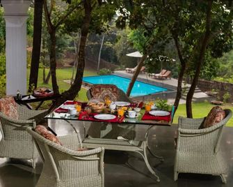 The Postcard Velha, Goa - Bainguinim - Patio