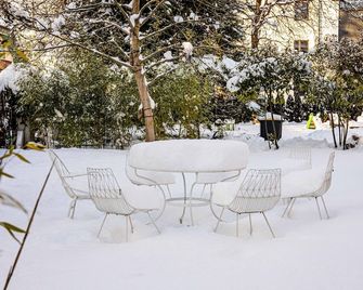 Family Wellhouse Green Garden direct in Salzburg, sunny big garden, up to 16 pax, bikes for free, BBQ, sunbeds, parking for free, 15 min sound of music - Salzburgo - Patio