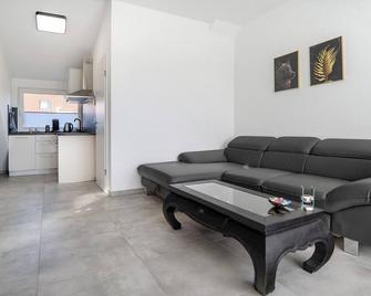 Neubau Ferienwohnung mit Balkon - Gronau - Вітальня
