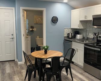 Cozy 2-bedroom apartment in Federal Hill Providence with AC, WiFi - Providence - Kitchen