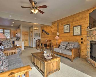 Mountainside Grand Lake Condo with Patio! - Grand Lake - Pokój dzienny
