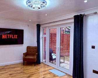 Spacious 3 Bed Home With Private Parking - Amersham