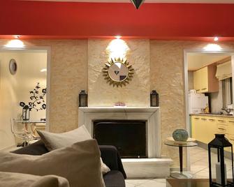 Villa Dolphin. Luxury Villa On The Beach - Akrata - Living room