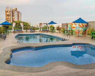 Howard Johnson by Wyndham Barranquilla Versalles - Barranquilla - Pool