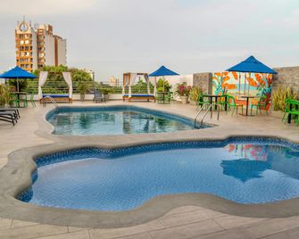 Howard Johnson by Wyndham Barranquilla Versalles - ברנקילה - בריכה