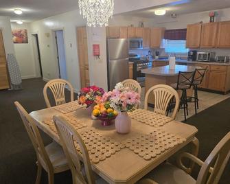 Charming 2-bedroom Apartment with AC, WiFi in delightful Pawtucket - Pawtucket - Dining room