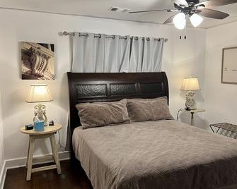 Hubbell Duplex 'Side A' on Historic Route 66 - Amarillo - Bedroom