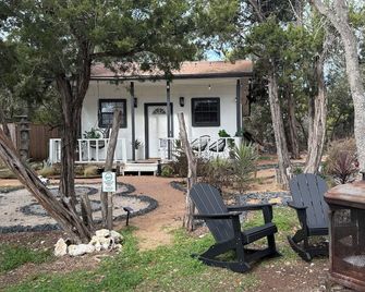 The Rustic Luxe Cabin Retreat - Leander - Patio
