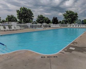 Welcome to Blue Dunes Cottage A 2-Bedroom Cottage in Wonderful Silver Lake - Mears - Piscina