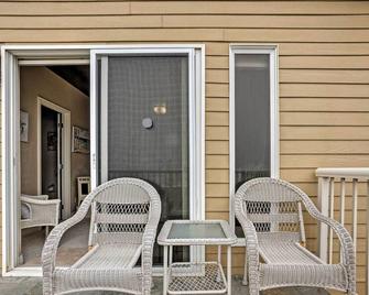 Quiet Waterfront Escape with Hot Tub and Beach Access! - Gold Beach - Patio