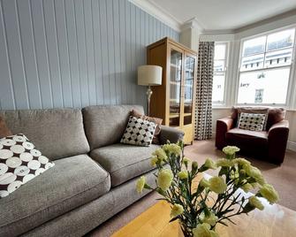 Fayvan Apartments - Whitby - Living room