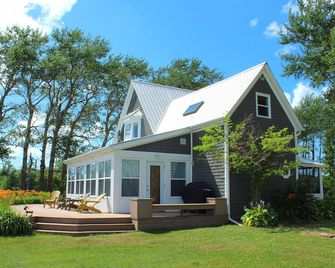 Charming summer home with view of bay-close to Greenwich Beach - Morell - Building