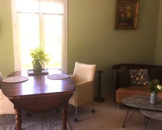 Gite La Terre, lovely Gite 35 m2, 2 Persons. Large terrace with great views - Val-de-Louyre-et-Caudeau - Salle à manger