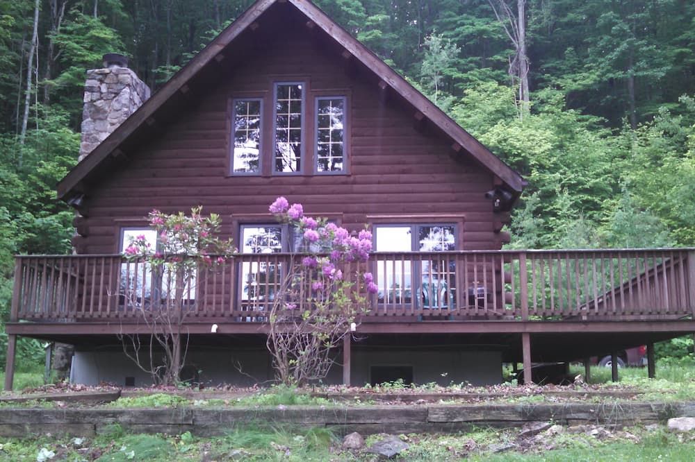 Log cabin in quiet setting only 15 miles from Penn State & 2 state parks