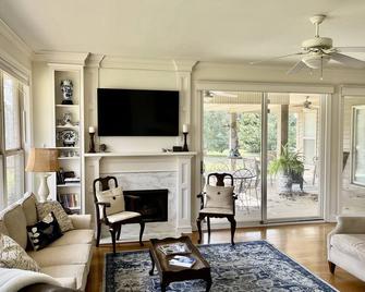 Country home w/beautiful views, close to town, reservoir and Natchez Trace - Canton - Salon