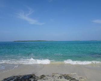The Perfect Escape To Paradise!!this Stunning 2/2 Oceanfront Home Awaits You - Rokers Point Settlement - Beach