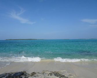 The Perfect Escape To Paradise!!this Stunning 2/2 Oceanfront Home Awaits You - Rokers Point Settlement - Playa
