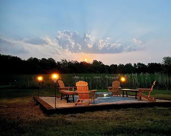 Large Modern Cabin w/balcony & large entertainment areas-hot tub and pool table! - Washington - Binnenhof