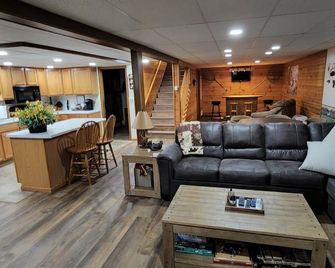Country View Getaway: Atv/Utv And Country Living Combined, Sleeps 8, Near Town. - Lansing - Sala de estar
