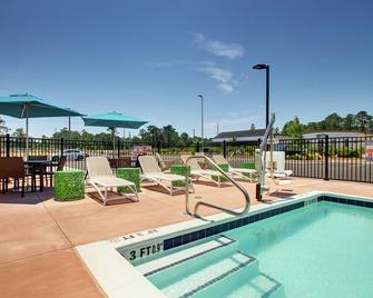 Hampton Inn & Suites Southport - Southport - Piscina