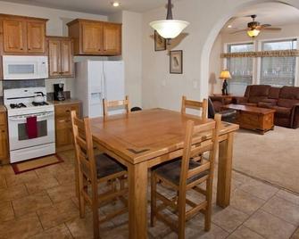 Ski Vail 30 Minutes from Eagle, Colorado - Gypsum - Comedor