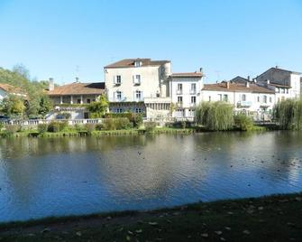 'The Barn', A large 4 person gite with pool, in a quiet and restful location - Chapdeuil - Edificio