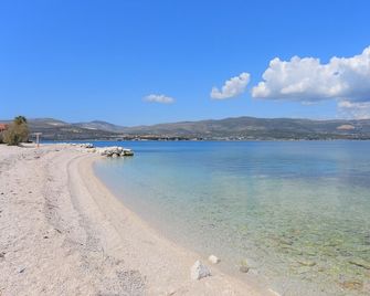 Apartments by the sea Arbanija, Ciovo - 18797 - Trogir - Bãi biển