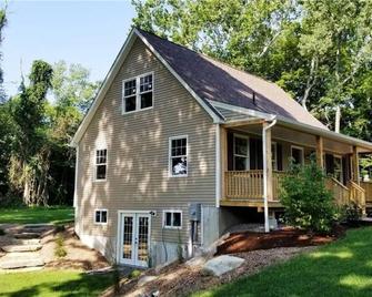 Beautiful Summer Vacation House Close to Lake, In the Heart of Downtown - Coventry - Building