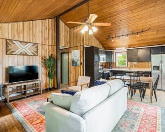 Modern Cabin w Mountain View Hot Tub & Fire Pit - Berkeley Springs - Living room