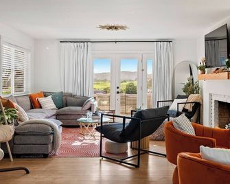 Vibrant 3.5-acre Paso Escape with Pool, Hot Tub & Views! - Templeton - Living room