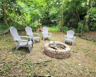 Daisy's Riverside Log Cabin with 2 kayaks, Arcade, hot tub & recliners. - Pigeon Forge - Patio