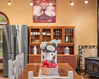 Private White River Estate on 214 acres. ATV/hiking trails. Pets stay free - Mountain Home - Dining room