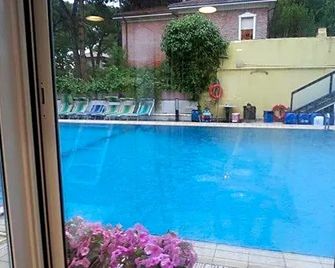 Hotel Ginevra - Riccione - Pool