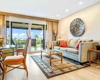 Sparkling Studio with Golf Course & Ocean Views plus Resort Pool - Lahaina - Living room