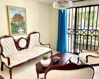 Large 3 BD home w/AC,Beautiful Yard,Best location - San Francisco de Macorís - Sala de estar