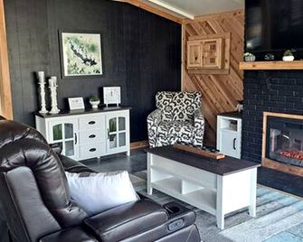 Newly Renovated Cabin Perfect for a Lake and Peaceful Retreat in Texas - Jefferson - Living room