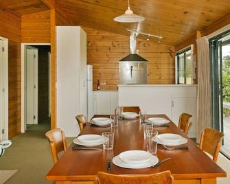 Pretty in Pauanui - Pauanui Holiday Home - Pauanui Beach - Sală de mese
