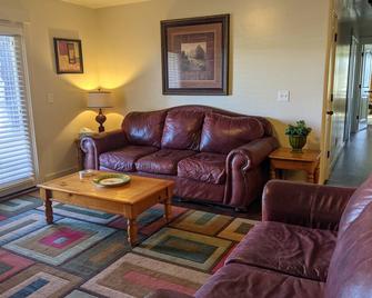 The Lodge - 3 Bedroom, 2 Bath Condo - Payson - Living room
