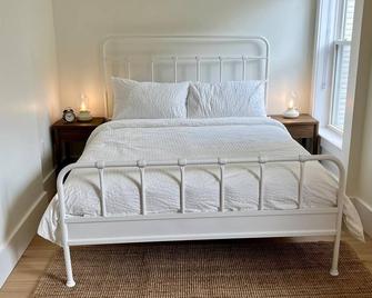 Spacious Victorian Mansion in the heart of picturesque Mabou town. - Mabou - Bedroom