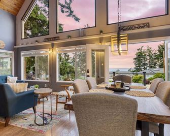 Polnell Point Lookout by Avantstay Water Views, Hot Tub, Large Patio - Oak Harbor