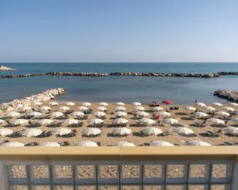 Hotel Strand - Marina di Montenero - Spiaggia