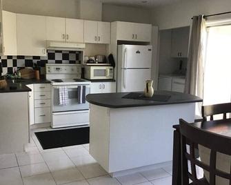 #175 Large 1 bedroom, Cozy and Bright Apartment - Montreal - Kitchen