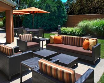 Courtyard by Marriott Toledo Rossford/Perrysburg - Rossford - Patio