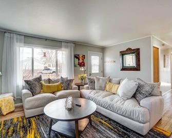 Laramie Vacation Rental: 2 Mi to Downtown! - Laramie - Living room