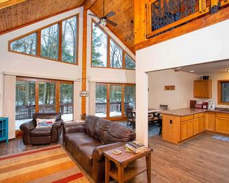 Cabin in the Woods by Simple Life Rentals - Egg Harbor - Wohnzimmer